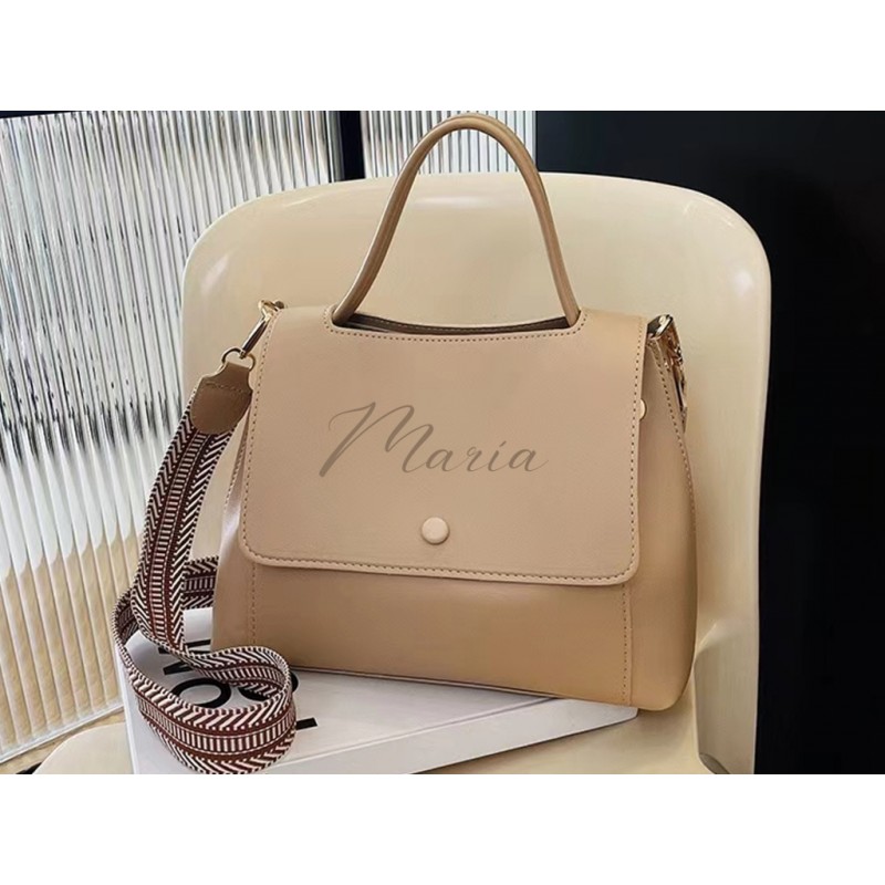 Bolso marrón con correa personalizable