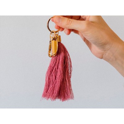 Llavero personalizado con flecos rosa